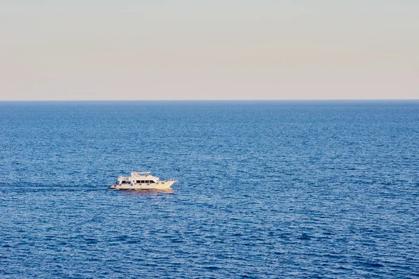 Тролейбусний човен у блакитній воді океану — стокове фото