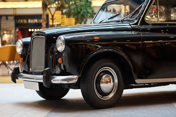 Primer plano de un coche vintage negro. Vista frontal del coche retro — Foto de Stock