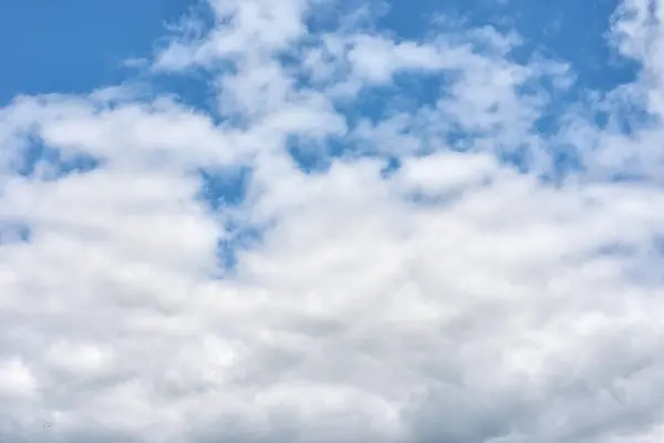Blauwe hemel met een witte wolken, abstracte achtergrond — Stockfoto