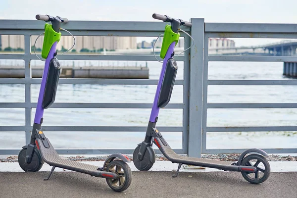Два електричних скутери для міста. Сучасний міський транспорт — стокове фото