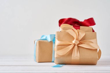 beyaz bir arka plan üzerinde zanaat kağıt hediye kutuları