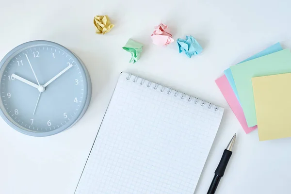 Reloj despertador redondo gris coloridas notas adhesivas y cuaderno en una w — Foto de Stock