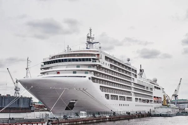 Biała Cruis statek Liner zadokowany w porcie — Zdjęcie stockowe