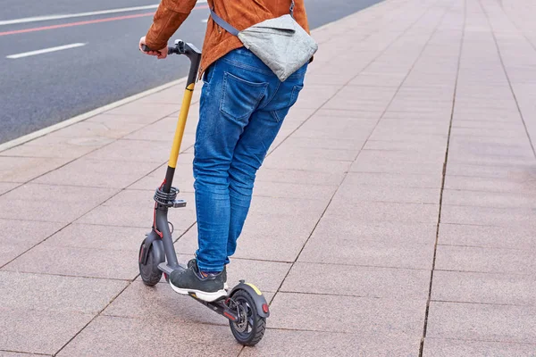 市内の電動スクーターを運転する男のクローズアップ — ストック写真