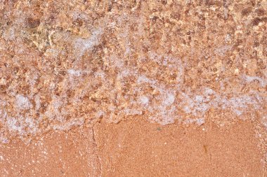 Taş sahil sahilinde deniz veya okyanus dalgaları