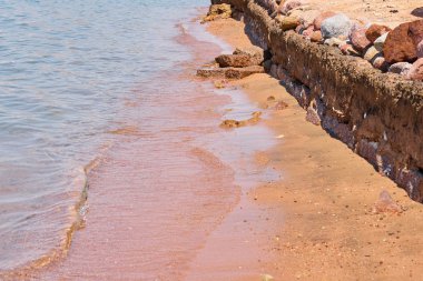 Taş sahil sahilinde deniz veya okyanus dalgaları