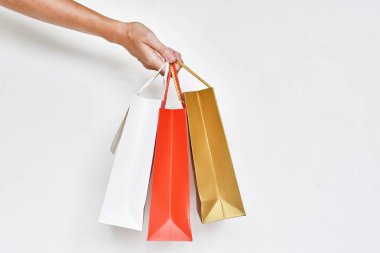 Renkli kağıt alışveriş çantaları ile el