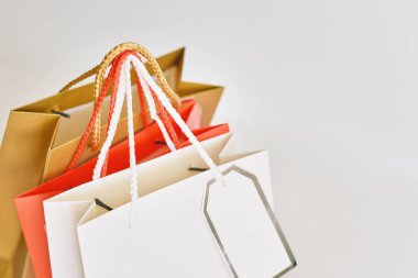 beyaz bir arka plan üzerinde renkli kağıt alışveriş çantası. yakın çekim
