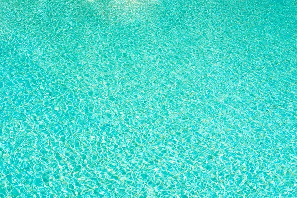 Fond de l'eau dans la piscine bleue, surface de l'eau avec un — Photo