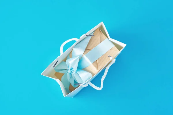 Blu açık kırmızı kağıt alışveriş çantası wirh hediye kutusu içinde üst görünümü — Stok fotoğraf