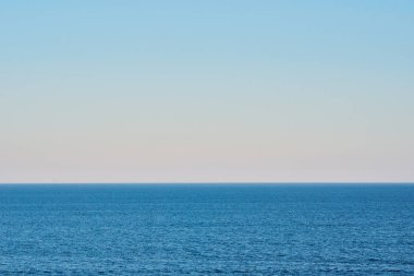 bulutlar olmadan gün batımı gökyüzü ile güzel deniz manzarası