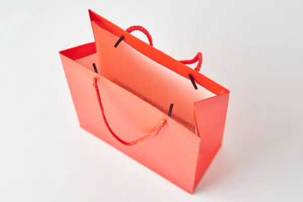 Vue du dessus à l'intérieur sac à provisions ouvert en papier rouge sur fond blanc . — Photo