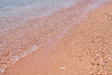 Taş sahil sahilinde deniz veya okyanus dalgaları