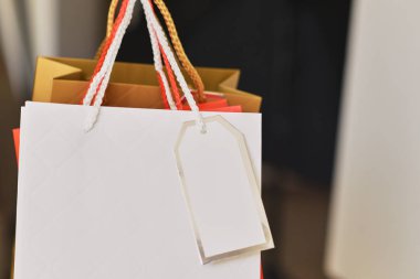 Renkli kağıt alışveriş torbaları kadar Cllose
