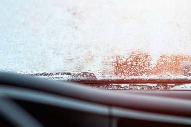  Buz ve karla kaplı araba ön cam ve silecekleri yakın