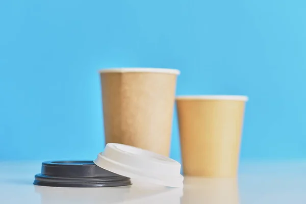 Két papír kávéscsészét kék háttér. Kávé a szerelem pár — Stock Fotó