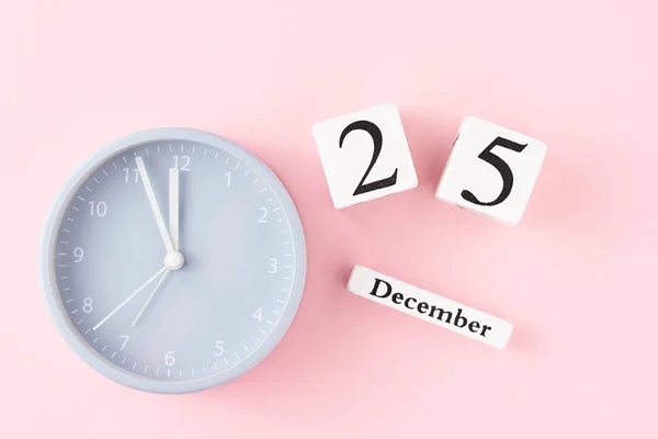 Weihnachten Hintergrund mit Wecker auf rosa Hintergrund — Stockfoto