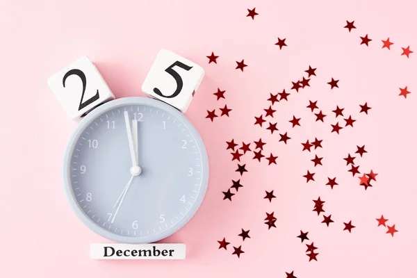 Weihnachten Hintergrund mit Wecker und Sternen Konfetti auf rosa — Stockfoto