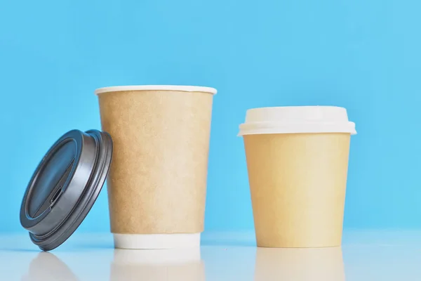 Deux tasses à café en papier sur fond bleu. Image de maquette créative — Photo