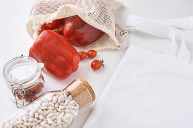Plastik ücretsiz yeniden kullanılabilir ürünler, sıfır atık kavramı. Taze vegeta