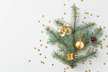 Noel ağacı altın topları ve noel oyuncakları ile dekore