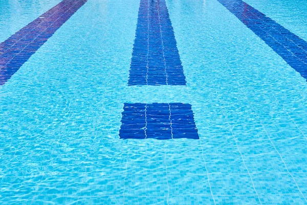 Achtergrond van water in blauw zwembad, wateroppervlak met een — Stockfoto