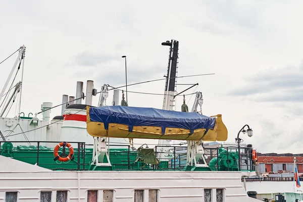 港の貨物船の救命ボートをクローズアップ — ストック写真