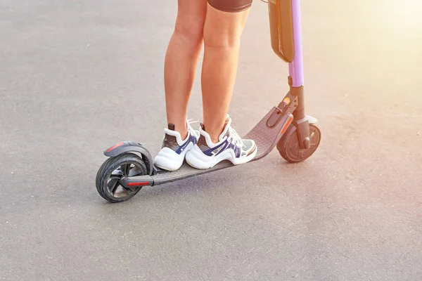 Close up of woman driving on scooter in rhe city — Stock Photo, Image