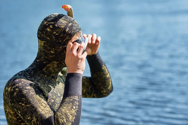 Uzavřete potápěče v mokrém obleku s maskou a šnorchlem Připravte se — Stock fotografie