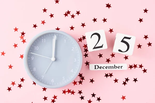 Weihnachten Hintergrund mit Wecker und Sternen Konfetti auf rosa — Stockfoto