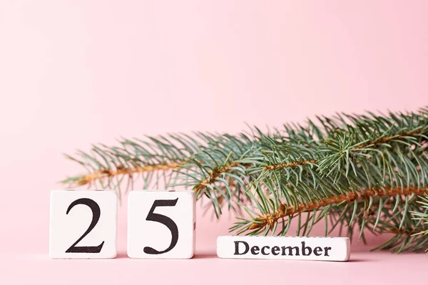 Weihnachtlicher Hintergrund. Weihnachtsbaumzweig und Kalender mit da — Stockfoto
