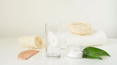 Ahşap bambu diş fırçası beyaz arka plan cam ve banyo sıfır atık ürünler içine düşüyor