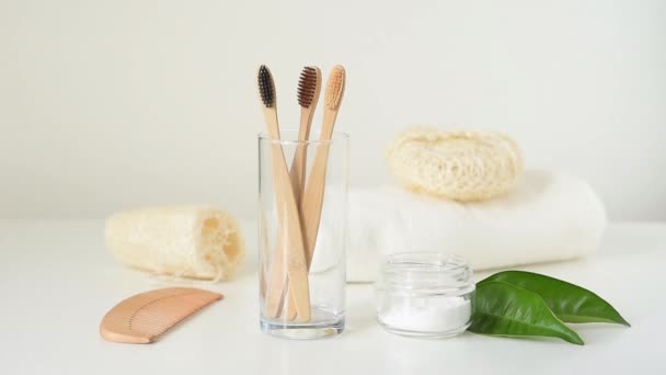 Mujer Mano Tomar Cepillo Dientes Madera Bambú Vidrio Baño Concepto — Vídeo de stock