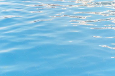 Mavi yüzme havuzunda su arka planı, su yüzeyi ile 