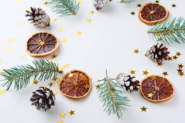 Çam kozalağı ve köknar ağacından yapılmış Noel arka plan