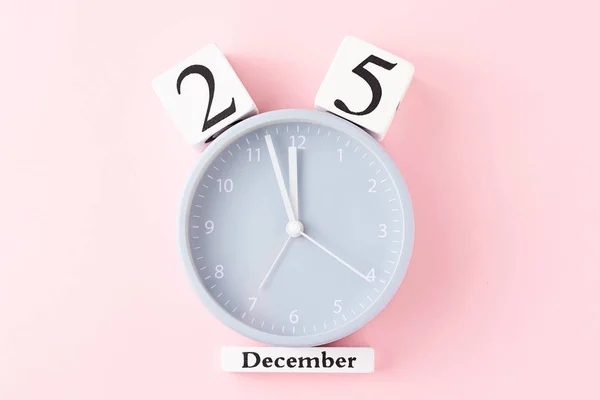 Fondo de Navidad con despertador sobre fondo rosa —  Fotos de Stock