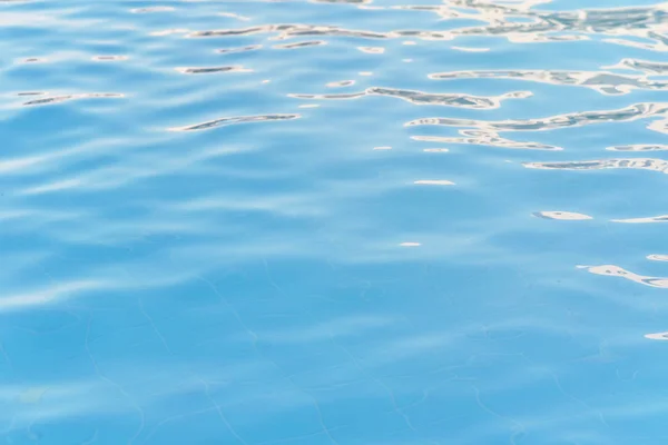 Achtergrond van water in blauw zwembad, wateroppervlak met een — Stockfoto