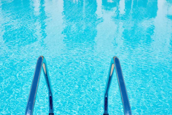 Mavi yüzme havuzunda su arka planı, su yüzeyi ile — Stok fotoğraf