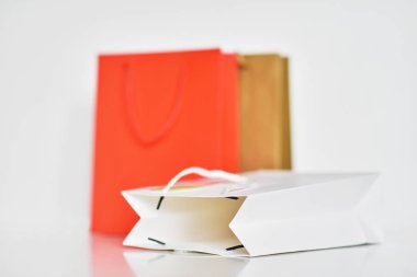 beyaz bir arka plan üzerinde renkli kağıt alışveriş çantası