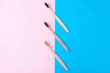 Mavi ve pembe renk backg üç doğal ahşap diş fırçaları