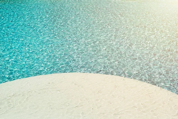 Fond de l'eau dans la piscine bleue, surface de l'eau avec un — Photo