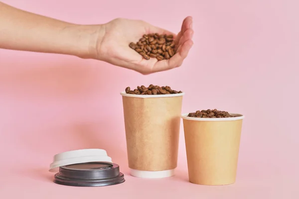 Női kézi Sprinkles kávébab a kávé papír csésze rózsaszín b — Stock Fotó