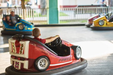 Gomel, Belarus - 22 Ağustos 2019: İki çocuk tamponlarında eğleniyor