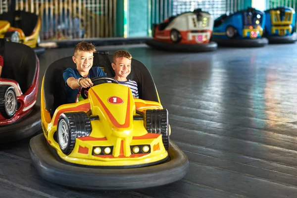 Gomel, Weißrussland - 22. August 2019: Zwei Jungen haben Spaß im Autoscooter — Stockfoto