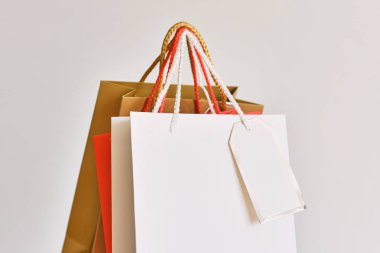 beyaz bir arka plan üzerinde renkli kağıt alışveriş çantası. yakın çekim