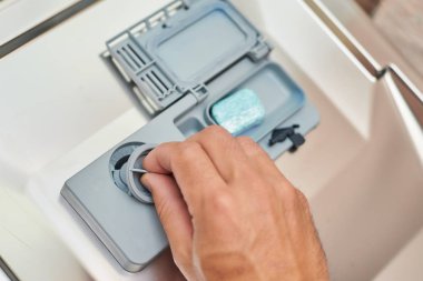 El bulaşık makinesine sabun tableti koyarak, kapatın. Ki