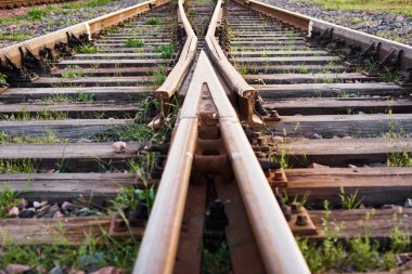 İki tren yolu birleşiyor. Demiryolu geçidi.
