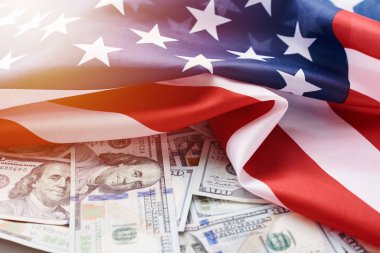 Usa ulusal bayrağı ve para birimi para banknotları kullanıyordu. İş dünyası