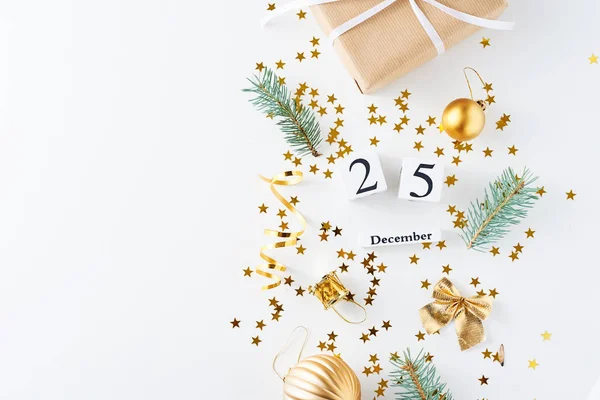 Weihnachtsdekoration mit Geschenk auf weißem Hintergrund — Stockfoto
