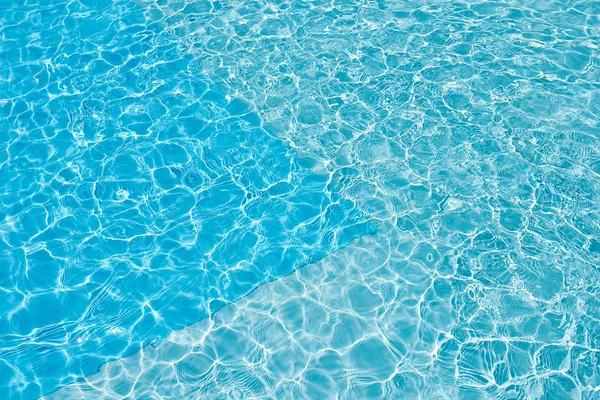 Fond de l'eau dans la piscine bleue, surface de l'eau avec un — Photo